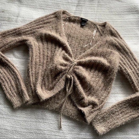 Fuzzy crop sweater - Picture 7 of 9